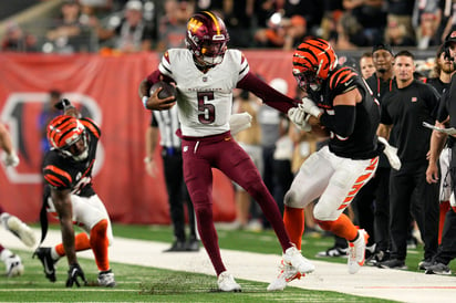 El quarterback Jayden Daniels (5) lanzó dos touchdowns y aseguró uno para su marca personal en el duelo de anoche frente a los Bengalíes.