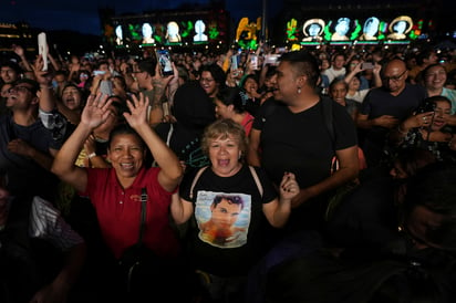 Emocionados. Lo que se vivió esa noche en el Zócalo fue un claro testimonio de que Juan Gabriel sigue siendo un ícono inmortal en la cultura mexicana.