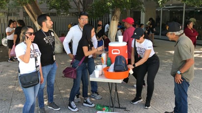 Trabajadores del Poder Judicial reparten alimentos en el IMSS de Torreón (FERNANDO COMPEÁN)