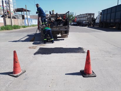 Atienden áreas de zona industrial con programa de bacheo en Gómez Palacio