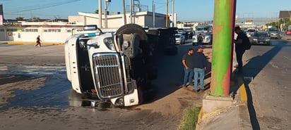 Trailero dormita al volante y sufre volcadura a la entrada de Matamoros