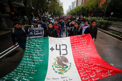 ‘Fue el Ejército’. Familiares de los 43 normalistas de Ayotzinapa, activistas, estudiantes y miles de personas protestaron a 10 años del caso Iguala; acusaron al gobierno federal de encubrir al Ejército. 