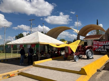 En la Unidad Laguna de la UAAAN, el personal sindicalizado mantiene
las banderas rojinegras en los accesos principales. (EL SIGLO DE TORREÓN)