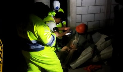 Rescatan a trabajador que cayó en fosa de 5 metros de profundidad