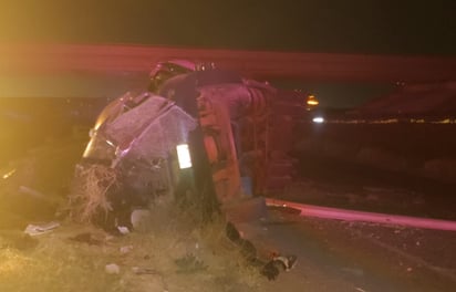 Vuelva tráiler a la altura del puente El Caracol de Gómez Palacio; el chofer se encuentra grave