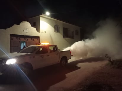 Acuden a varias colonias de San Pedro para nebulización contra el dengue