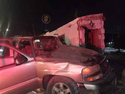 Camioneta se impacta contra casa en Ciudad Lerdo, hay dos lesionados