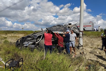 Familia vuelca en la carretera a Monclova y resulta lesionada