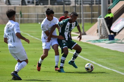 El colombiano Rubio César España de 20 años de edad, fue parte del cuadro titular de los Guerreros Sub-23 en el triunfo ante Bravos. (Santos)