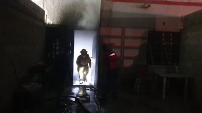 Plancha conectada provoca incendio en Gómez Palacio