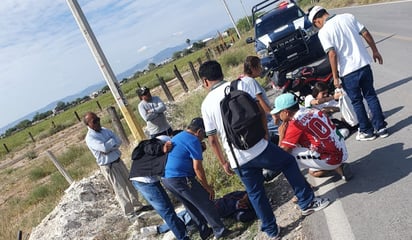 Menores en motocicleta sufren grave accidente por velocidad