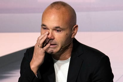 Andrés Iniesta se despide del fútbol entre lágrimas