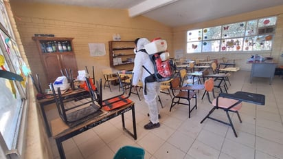 Brigadas de la Secretaría de Salud fumigan escuelas y colonias en La Laguna de Coahuila