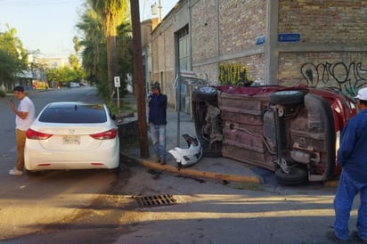 Dos volcaduras en Torreón dejan saldo de personas lesionadas y daños materiales