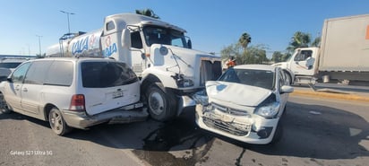 Cinco camionetas y dos vehículos resultaron dañados al ser impactado por una pipa en el Periférico