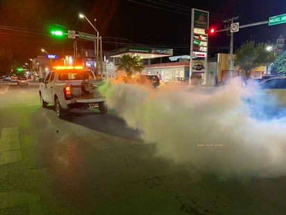 Continúan fumigando las colonias para prevenir el dengue.