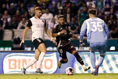 El partido lo ganaban los aztecas por dos goles, uno de ellos anotado por Alexis Vega en tiro libre, pero al final del primer tiempo y en el complemento, el equipo ibérico los empató y además los metió en serios problemas.