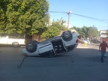 Camioneta termina volcada tras fuerte accidente en el Centro de Gómez Palacio