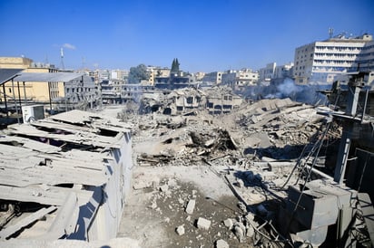 FOTO: Edificios destruidos tras un ataque militar israelí contra un mercado comercial en Nabatieh, en el sur del Líbano. EFE/EPA/STRINGER