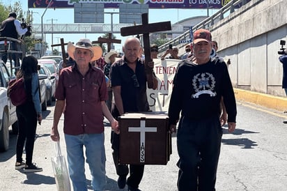 Pensionados marchan en Monclova exigiendo aumento en sus pensiones del IMSS