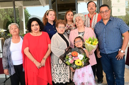 Celia Juárez Sánchez en compañía de un grupo de amistades, de sus hijos Ana Celia y Luis Gerardo, y su nieta Catalina (EL SIGLO DE TORREÓN)