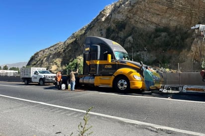 Se desprende caja de tráiler y vuelca en la Carretera Federal 57, conductor ileso