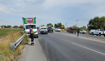 Por lluvia en el pavimento conductora de camioneta derrapa en la Torreón - San Pedro