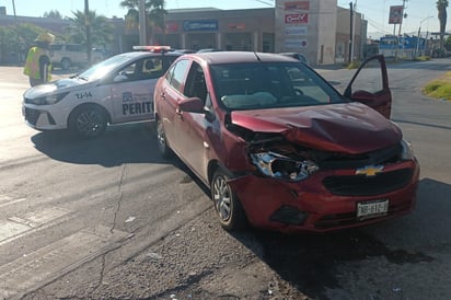 Chocan dos autos en Torreón: conductores afirman que sus semáforos estaban en verde