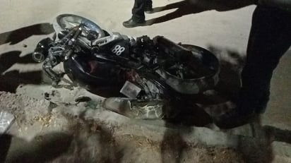 Camioneta arrolla a joven motociclista en León Guzmán y huye