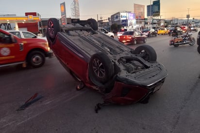 Choque en Bulevar Independencia provoca volcadura y deja lesionados