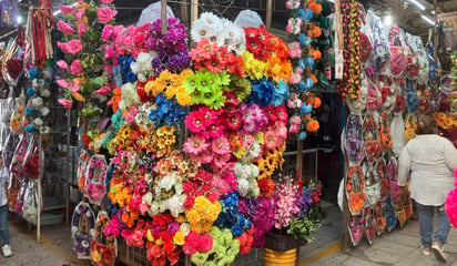 Locatarios del mercado Acuña se preparan para el Día de Muertos