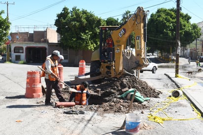 Colonias del sector poniente de Torreón enfrentan baja presión de agua por fuga en tubo