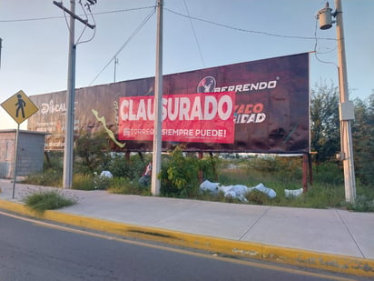 Anuncios clausurados en Torreón.