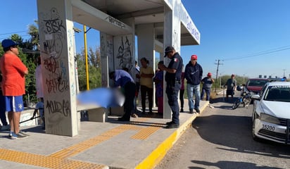 Persona de la tercera edad fallece en parada de camión en el ejido Albia