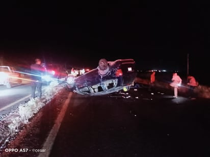 Muere hombre tras volcadura en carretera San Pedro-Torreón; dos personas resultan heridas