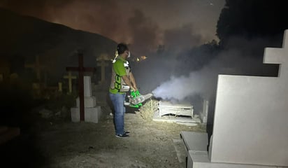 Previo al Día de Muertos, fumigan panteones de Torreón para evitar el dengue