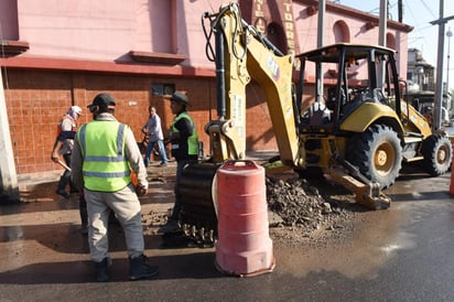 Se registra fuga de agua en sector Alianza; Simas Torreón atiende reparaciones