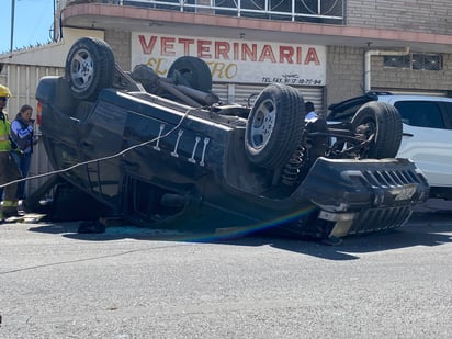 Vuelca camioneta tras ser impactada por un vehículo, en calles del Centro de Torreón