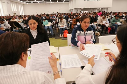 Profesionistas esperan la decisión que tomarán ambas entidades respecto a si aceptarán o no la federalización del sistema de salud. (EL SIGLO DE TORREÓN)