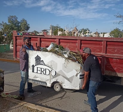 Trabajos de limpieza en el Panteón Municipal. (DIANA GONZÁLEZ)