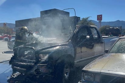 Se incendia camioneta en estacionamiento de plaza comercial de Saltillo