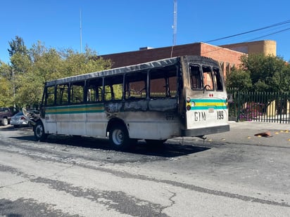 Reducida a cenizas quedó una unidad de la Ruta 13B