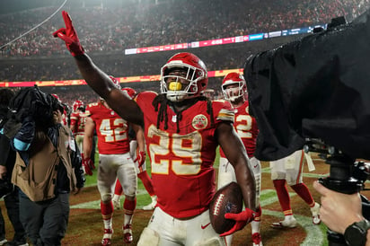 Kareem Hunt fue el héroe de la noche al atrapar el ovoide que le dio el triunfo en tiempo extras a los Jefes, frente a sus aficionados.