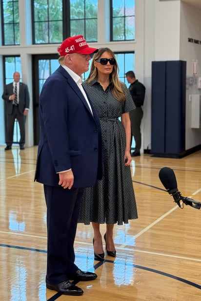 Donald Trump junto a su esposa Melania Trump, durante la mañana del 5 de noviembre al acudir a votar. 