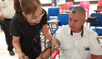 Llevan brigada de salud a la policía municipal