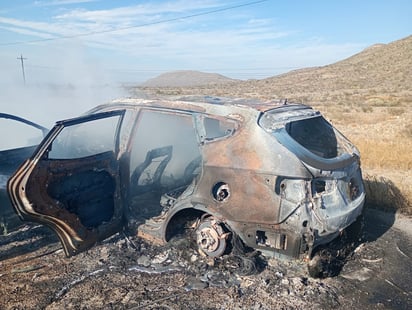 Resultan ilesos tras incendiarse la camioneta en la que viajaban