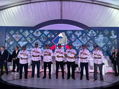 Los exelementos de Unión Laguna en diferentes etapas, Juan Manuel Palafox y Ramón Orantes (cuarto y quinto de izquierda a derecha), fueron incluidos en esta espectacular gala que realiza la Liga Mexicana de Beisbol para reconocer la trayectoria de los peloteros.