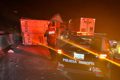 Exceso de carga provoca volcadura de tráiler en la Carretera Federal 57 en Arteaga