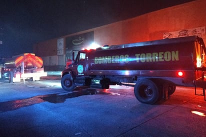 Incendio afecta cuatro locales en la Plaza Abastos de Torreón