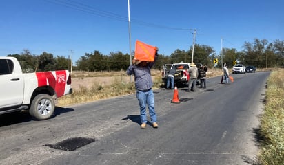 Llevan a cabo trabajos de bacheo en Libramiento de San Pedro